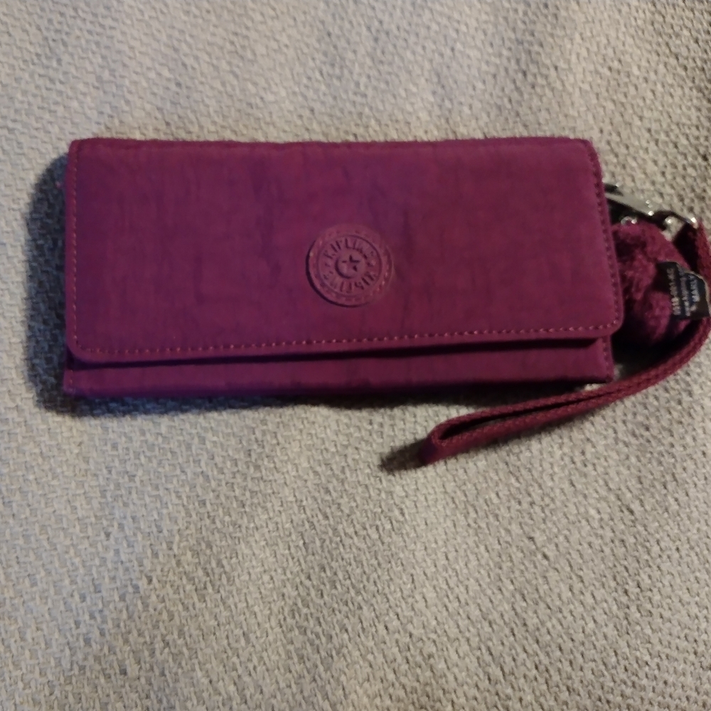 Trifold wallet wristlet